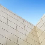 Modern cephe tasarımında kullanılan bej renkli alüminyum kompozit panel (ACP) uygulaması, Sterm Alüminyum Cephe Sistemleri.