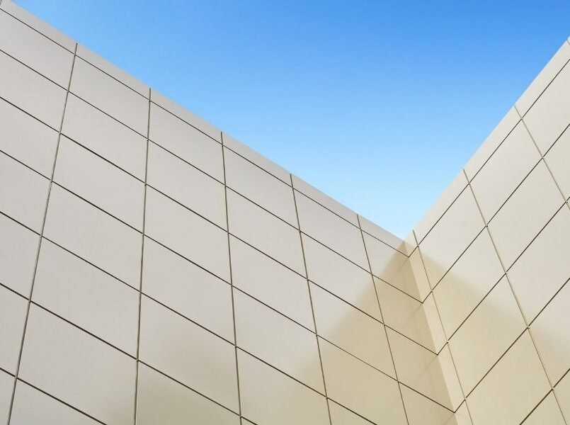 Modern cephe tasarımında kullanılan bej renkli alüminyum kompozit panel (ACP) uygulaması, Sterm Alüminyum Cephe Sistemleri.