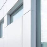 Modern bej renkli alüminyum kompozit panel cephe uygulaması, Sterm Alüminyum Mimari Sistemleri kalitesiyle.