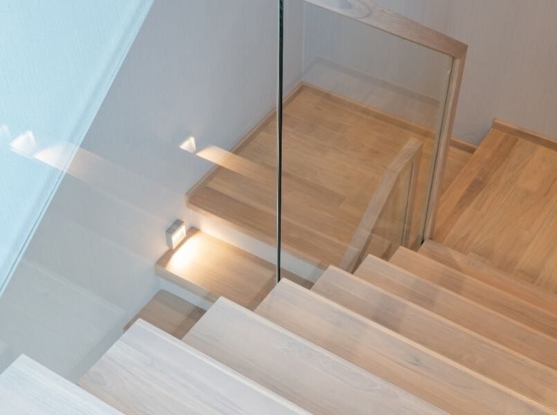 Modern ahşap merdivenlerde kullanılan, şık ve güvenli cam korkuluk sistemleri uygulaması, Sterm Alüminyum Korkuluk Çözümleri.